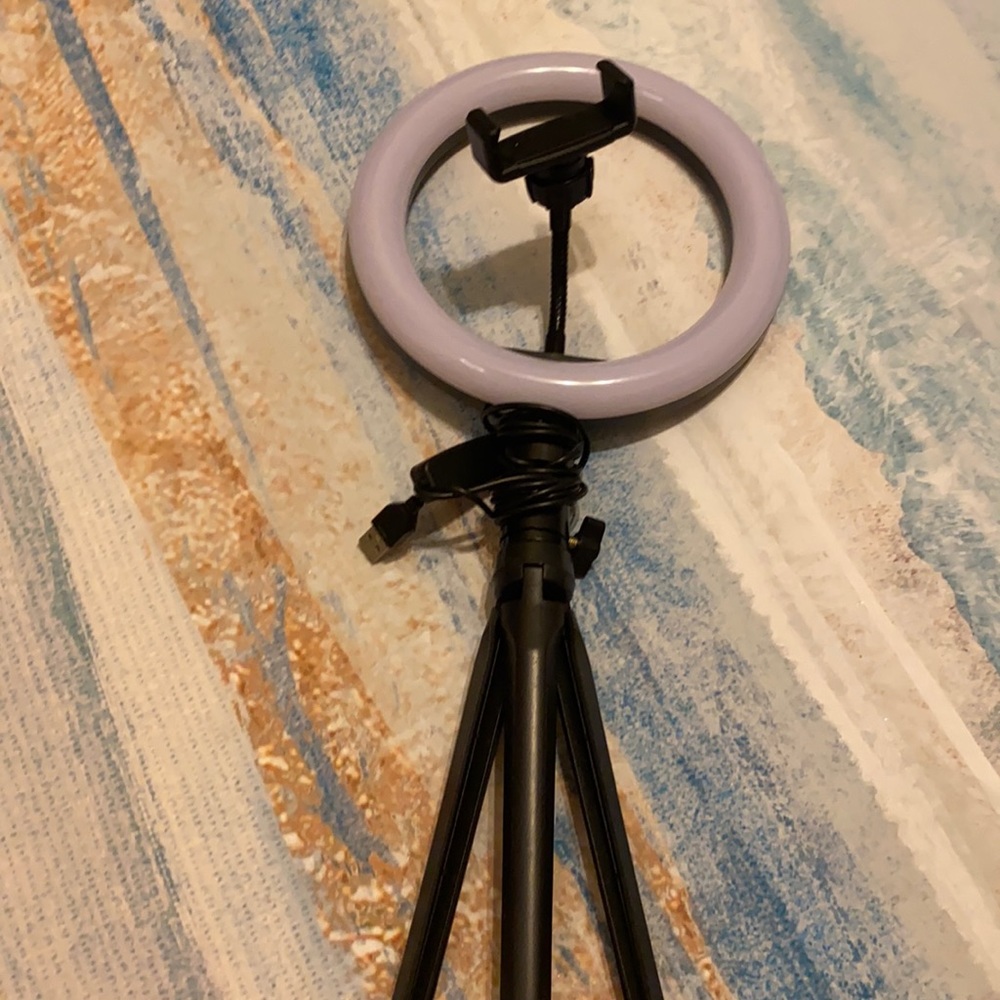 Small sized ring light great for travel & pics